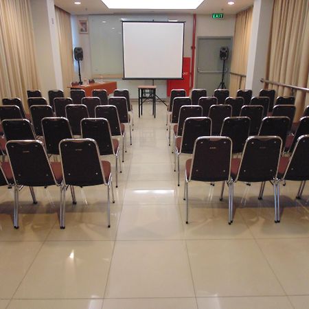Amaris Hotel Bekasi Barat Buitenkant foto