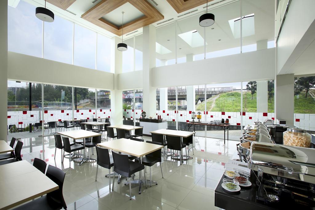 Amaris Hotel Bekasi Barat Buitenkant foto