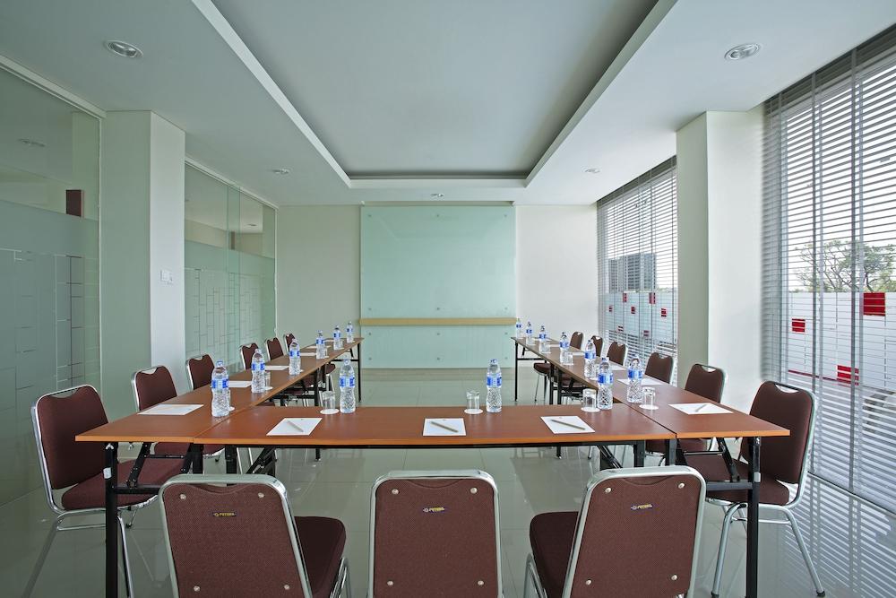 Amaris Hotel Bekasi Barat Buitenkant foto
