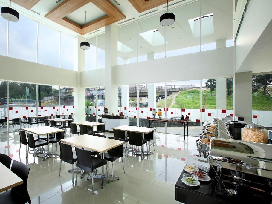 Amaris Hotel Bekasi Barat Buitenkant foto