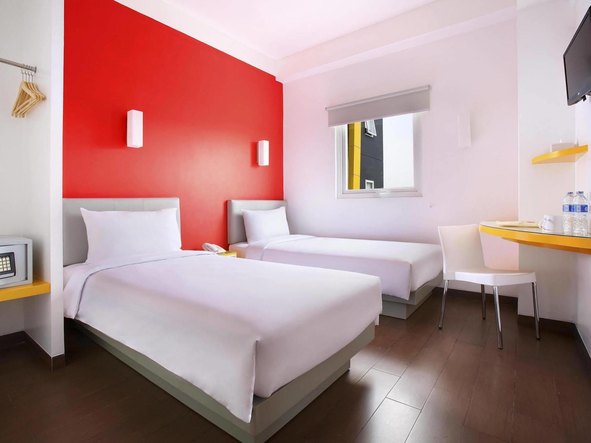 Amaris Hotel Bekasi Barat Buitenkant foto